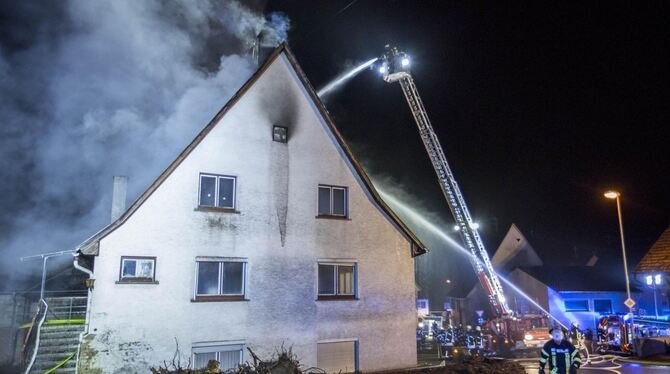 Die Feuerwehr konnte ein Übergreifen der Flammen auf andere Gebäude verhindern. www.7aktuell.de/Simon Adomat