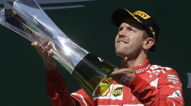Sebastian Vettel durfte nach dem Sieg in Brasilien die Trophäe in die Höhe stemmen. Foto: Andre Penner