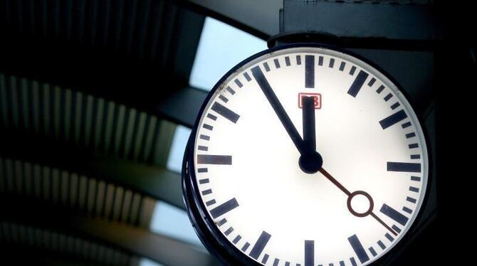 Die Deutsche Bahn hat die angestrebte höhere Pünktlichkeit ihrer Fernzüge im zweiten Halbjahr verfehlt. Foto: Jan Woitas