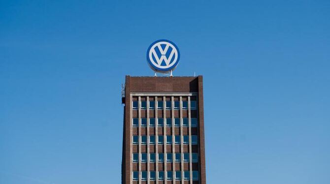 Das Volkswagen Logo prangt über dem Verwaltungshochhaus auf dem VW Werk in Wolfsburg. Foto/Julian Stratenschulte/Illustration