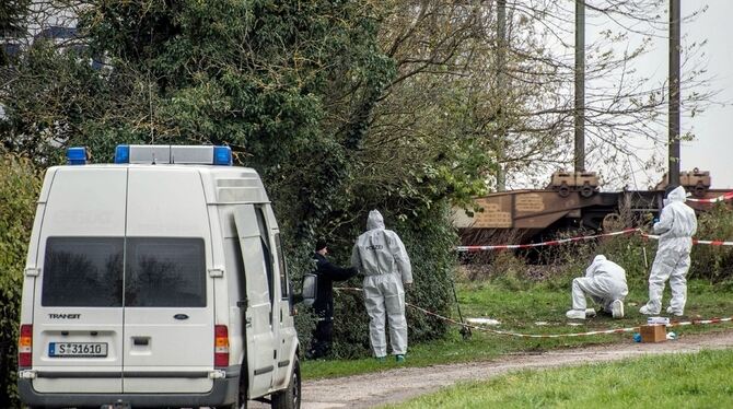 Mitarbeiter der Spurensicherung der Polizei suchen am bei Tamm das Gelände eines Fundortes einer weiblichen Leiche ab.