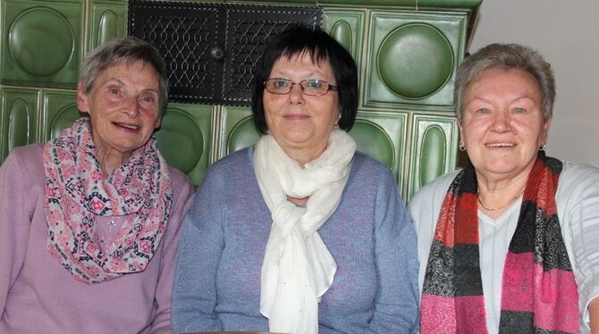 Stehen für Geschichte und Gegenwart der Selbsthilfegruppe nach Krebs in Münsingen  (von links): Elisabeth Klose, Gruppenleiterin