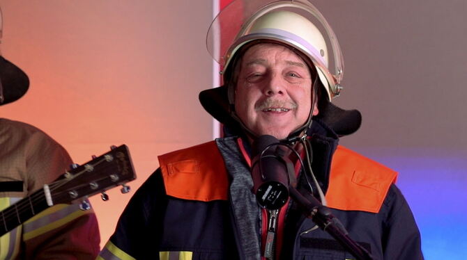 Der Feuerwehrmann Rudi Heimann singt in einem Studio des Radiosenders Antenne Bayern in Unterföhring bei München. Foto: Antenne