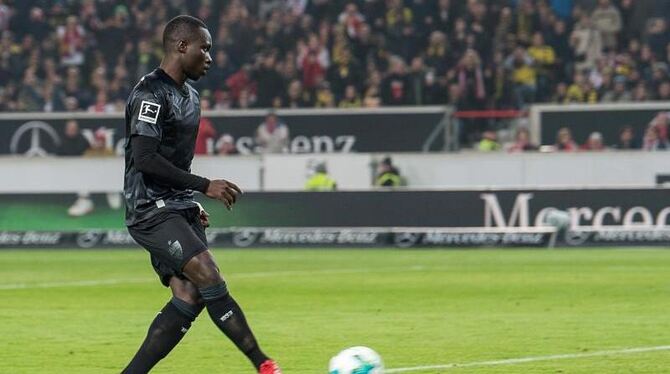 Chadrac Akolo bringt den VfB Stuttgart mit seinem Tor zum 1:0 die Führung gegen den BVB. Foto: Sebastian Gollnow