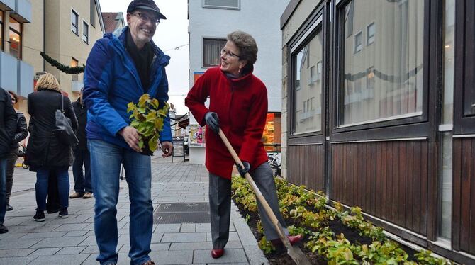 Oberbürgermeisterin Barbara Bosch und Projektleiter Rolf Martens pflanzten am Rathaus Elfenblumen ein, um den  neu gestalteten A