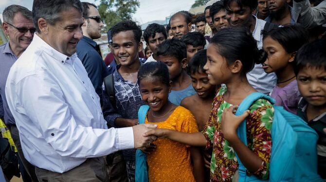 Außenminister Sigmar Gabriel (SPD) spricht am 19.11.2017 im Flüchtlingslager Kutupalong mit Rohingya Kindern. In dem Flüchtlings
