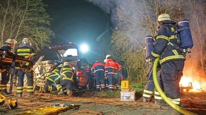 Die Feuerwehr  Neckartailfingen übte einen schweren Verkehrsunfall – und wurde dafür auch noch kritisiert. FOTO: FEUERWEHR