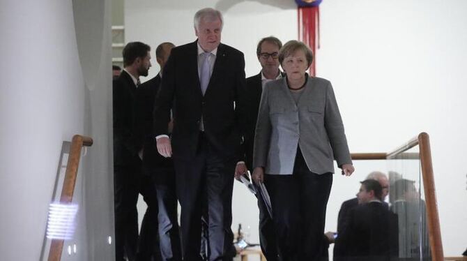 Horst Seehofer an der Seite von Angela Merkel in Berlin: Nach dem Jamaika-Aus kommt der CSU-Chef mit leeren Händen zurück nac