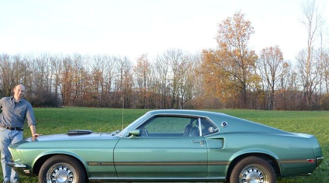 Oliver Plamitzer mit seinem Über-Mustang. Der V8 unter der Haube sollte die Lufthoheit in der Ponycar-Szene zurückerobern.