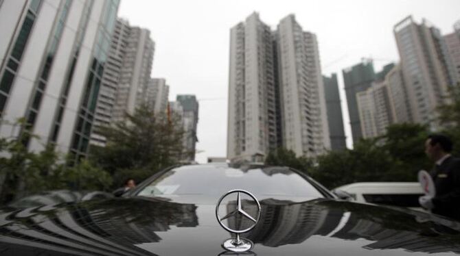 Ein Mercedes-Benz vor einem Hotel in China. Im Vergleich zum Vorjahreszeitraum verkauften Volkswagen, BMW und Daimler in Chin