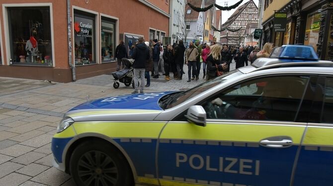 Im Zusammenhang mit den Auseinandersetzungen in der Oberamteistraße wurden vier Personen vorläufig festgenommen.