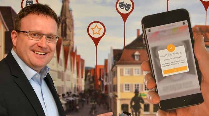 Alles im Blick: Wirtschaftsförderer Markus Flammer mit der App, die den Innenstadtbesuch spannend macht.