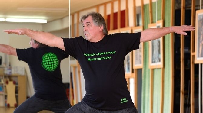 Atmen, konzentrieren und bewegen. Professor Gunter Grüninger demonstriert Indian Balance Übungen. 	Foto: Pieth