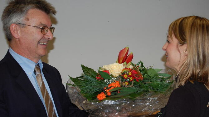 Blumen gab es von Schulrat Hans-Joachim Kopf für die neue Schulleiterin Ingrid Mayer.  FOTO: HÄUSSLER