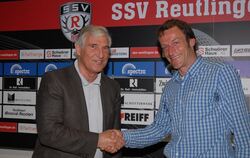 Auf gute Zusammenarbeit: der neue SSV-Trainer Lothar Mattner (rechts) und Klub-Präsident Fritjof Eisenlohr. FOTO: THOMYS