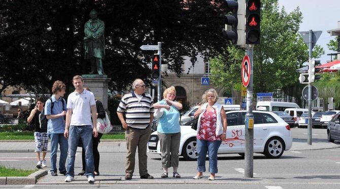 In Reutlingen kommen Fußgänger oft nur bis zur Mittelinsel, wenn sie die Hauptstraßen überqueren möchte. Und müssen bei Rot rela