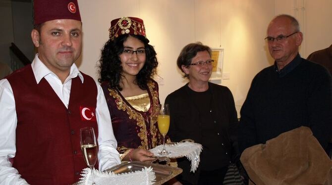 Mittendrin im Gemeindeleben: Die türkische Gemeinde bewirtete bei der Ausstellungseröffnung im alten Oberamt.  FOTO:BUT