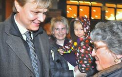 Peter Nußbaum nimmt am Wahlabend freudig die ersten Gratulationen entgegen, während seine Frau Anja und Töchterchen Sophie sicht