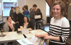 JGR-Wahl 2011: Die ersten Schüler, hier am Friedrich-List-Gymnasium, haben ihre 30 Kreuzchen gesetzt. FOTO: TRINKHAUS