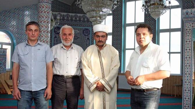 Offen für Besucher: Kemal Bayrak, Salih Yüce, Imam Mustafa Sener und Yasar Yüce (von links) in der Oberstetter Moschee. FOTO: BA