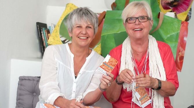 Gabriele Janz (links) und Karin Zäh mit den Eintrittskarten, die am 24. Juli erstmals gekauft werden müssen. FOTO: TRINKHAUS