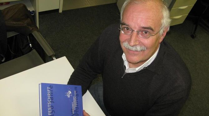 Dr. Hans-Michael Ferdinand mit dem ersten Exemplar der VfL-Festschrift.  GEA-FOTO: BARAL