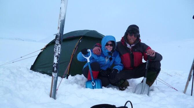 Ein einsamer Skilangläufer freut sich über charmanten Besuch: Markus Heim und Freundin Manuela Mayer vor dem Zelt, das täglichen