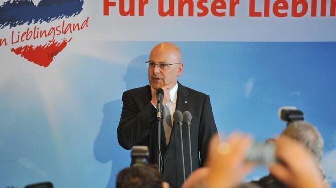 ARCHIV. Der SPD-Spitzenkandidat für die Landtagswahl, Torsten Albig (M), spricht nach Bekanntgabe der ersten Hochrechnungen zur