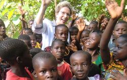 Gelebte Partnerschaft im fernen Bouaké: Die Reutlinger Delegation mit OB Barbara Bosch an der Spitze (im Bild mit Kindern) wurde