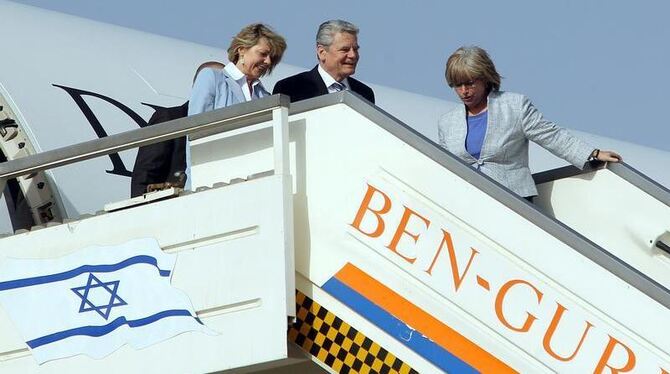 Bundespräsident Joachim Gauck und seine Lebensgefährtin Daniela Schadt (l) bei ihrer Ankunft in Israel. Foto: Wolfgang Kumm