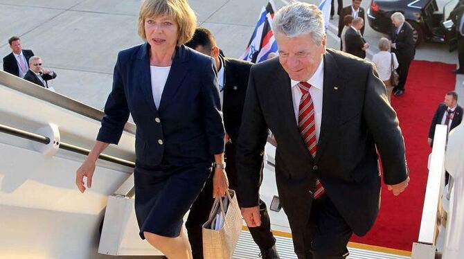 Bundespräsident Gauck und Daniela Schadt vor dem Abflug nach Berlin. Das deutsche Staatsoberhaupt hielt sich zu einem mehrtäg