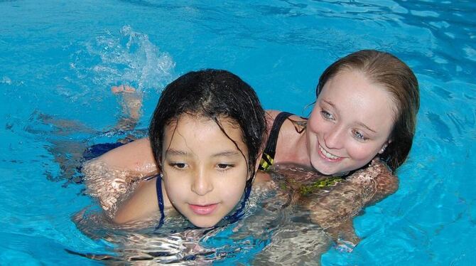 »Elementare Erfahrung«: TSG-Schwimmlehrerin Lara Seeger (rechts) mit der kleinen Sabrina im Wasser. GEA-FOTO: CONZELMANN