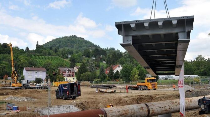 Eine Behelfsbrücke wurde gestern am Südportal im Bereich der künftigen Baugrube angeliefert.