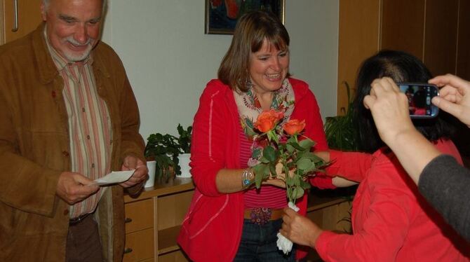 Blumen für Heike Hänsel nach ihrer erfolgreichen Wahl. FOTO: PETRAT