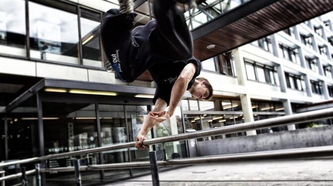 So kann man ein Geländer vorm Rathauseingang auch nutzen: Marius Mohr in Aktion.  FOTO: ZAWADIL