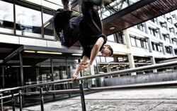 So kann man ein Geländer vorm Rathauseingang auch nutzen: Marius Mohr in Aktion.  FOTO: ZAWADIL