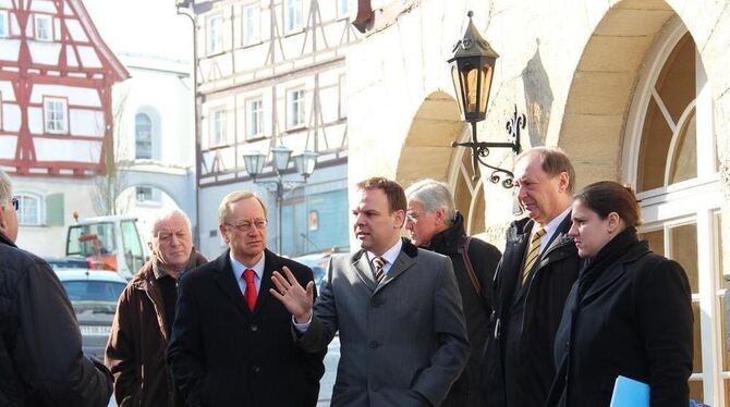 Staatssekretär Ingo Rust (im grauen Mantel) informierte sich über die Stadtsanierung in Trochtelfingen. Die Neugestaltung der Ma