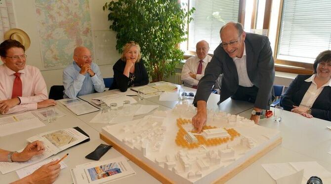 Projektentwickler Hubertus Wiechmann hats geschafft: Investor Manfred Steinbach will das Stadthallen Hotel bauen. Im Bild mit Ba
