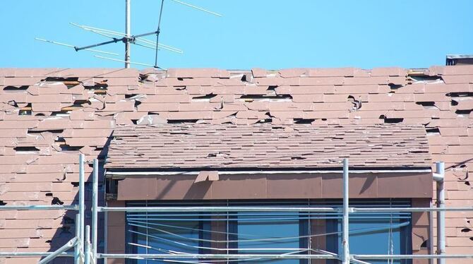 Hagelschaden: Ein Dach wie ein Sieb.