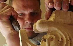 Markus Heinzelmann arbeitet am Profil der Fasnet. Der Holzschnitzer aus Steinhilben hat in den vergangenen Jahren mehr als zweih