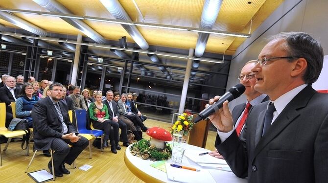Bildungs-Dialog: Kultusminister Andreas Stoch (rechts) steht in der Neugreuth-Mensa Rede und Antwort.  GEA-FOTO: USCHI PACHER