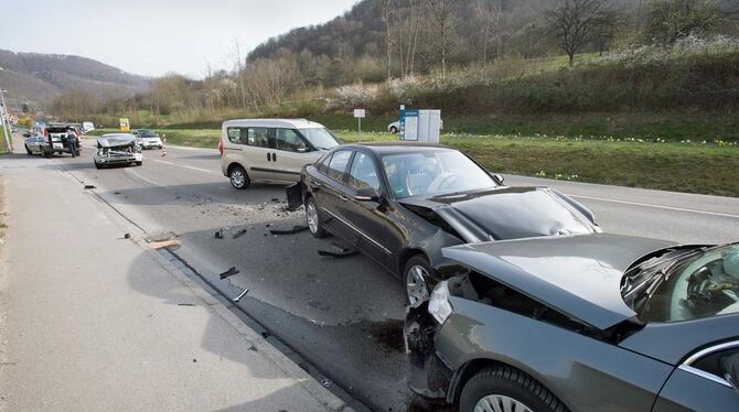 Vier Autos waren in den Unfall am Ortseingang von Unterhausen verwickelt.