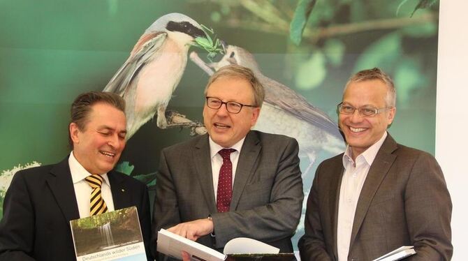 Buchautoren Claus-Peter Hutter (links) und Andreas Braun (rechts) mit Regierungspräsident Hermann Strampfer. GEA-FOTO: GEIGER