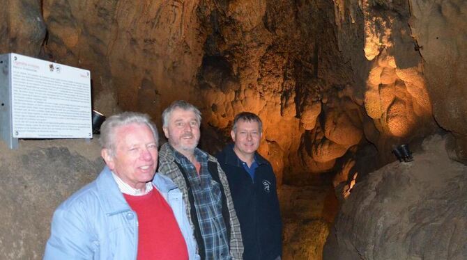 Haben die Olgahöhle mit neuen Lampen bestückt: Dieter Frank und Thomas Biffart (von links). Frank Schüler freut sich schon auf d