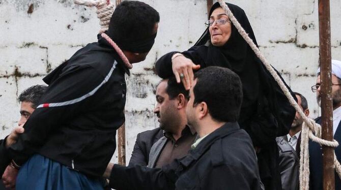 In letzter Minute: Der verurteilte Mörder wird von der Mutter seines Opfers vor der Hinrichtung bewahrt. Foto: Arash Khamoosh