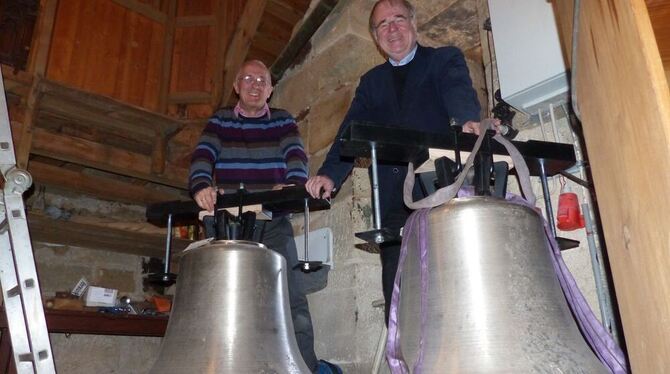 »Wie ein großes Instrument«: Organist Hans-Peter Braun (links) und Pfarrer Karl Theodor Kleinknecht mit den beiden neu gegossene