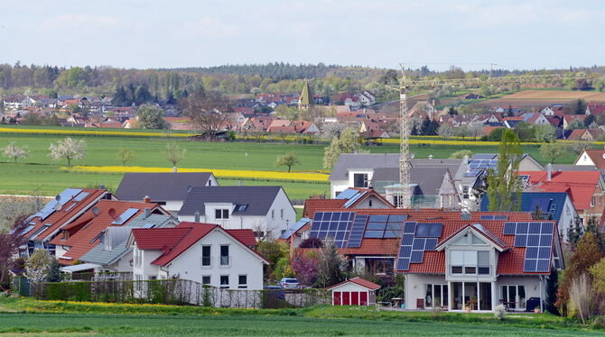Altes und Neues, Tradition und Moderne: Blick auf Dörnach, im Hintergrund liegt Walddorf. GEA-FOTO: PACHER