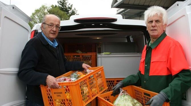 Alfred Hummel (links) und Gerhard Fritz verladen die Kisten mit den für gut befundenen Lebensmitteln. GEA-FOTO: HAILFINGER