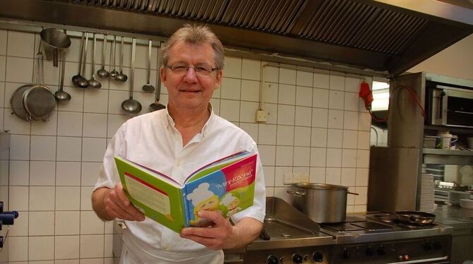 Gerhard Mayer präsentiert sein neues Kinderkochbuch. GEA-FOTO: STÖHR