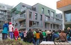 Viel Interesse zeigten Leute bei einer Führung durchs neue Tübinger Wohnquartier auf dem Egeria-Gelände in Lustnau.  FOTO: HAMME